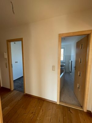 Wohnungsflur mit Blick in Bad und Küche
