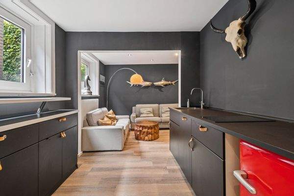 roßzügige Einliegerwohnung im Souterrain – mit zwei Schlafzimmern, Wohnzimmer, eigener Küche und Duschbad, perfekt für Gäste, Au-pair oder als separates Apartment (Zimmer 8)