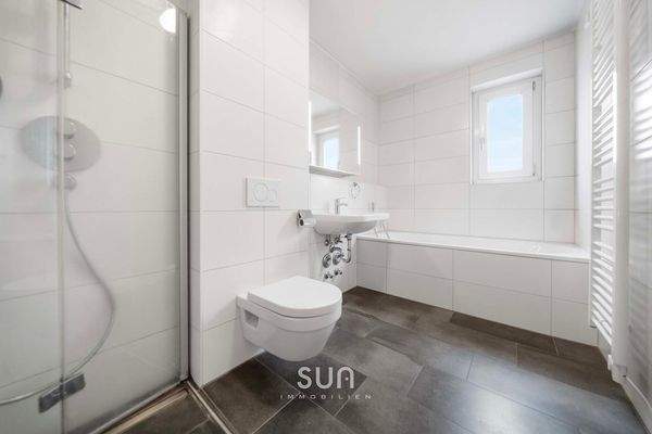 GERÄUMIGES BADEZIMMER