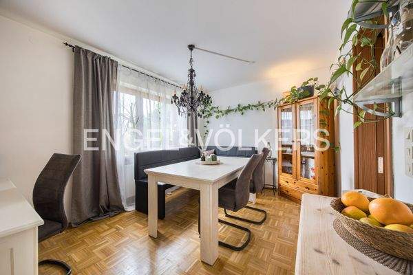 Essbereich im Erdgeschoss - Im Zuge der Renovierung 2022 wurden die Wände hier neu verputzt und weiß gestrichen