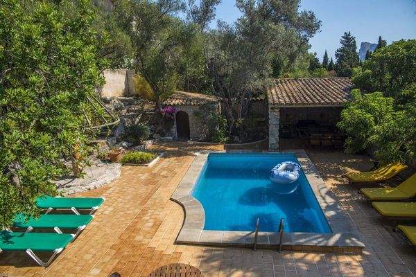 Einladende Sonnenliegen im Poolbereich