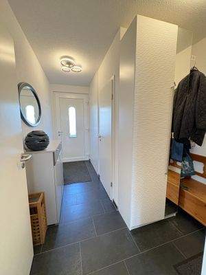 Flur mit Platz für die Garderobe 