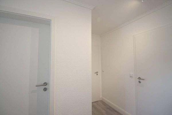 Flurblick DG mit insg. 4 Zimmerzugängen