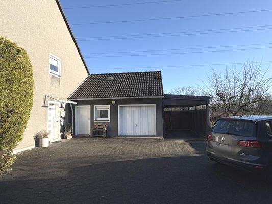 Der Eingang samt Garage und Carport