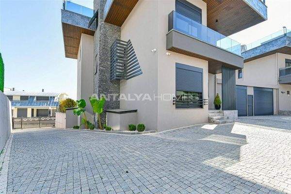 Sea and City-View House with Swimming Pool in Alanya