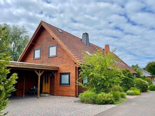 Hausansicht mit Carport