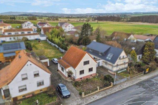 Luftbild Einfamilienhaus und Grundstück  