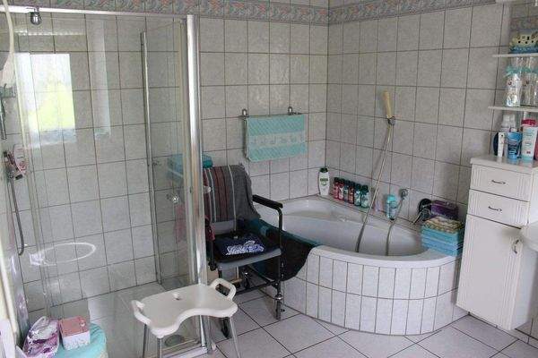 Badezimmer mit Dusche.JPG