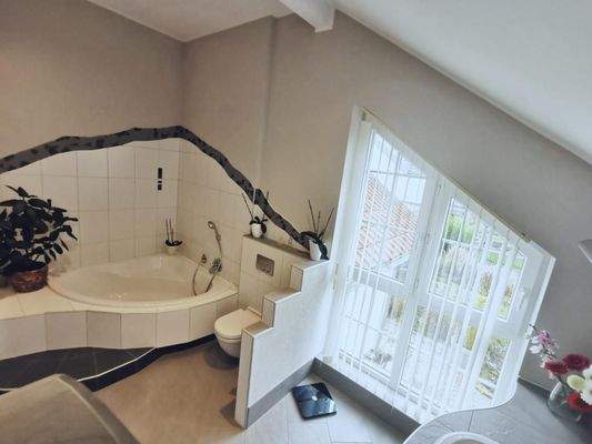 Badezimmer mit großer Eckbadewanne