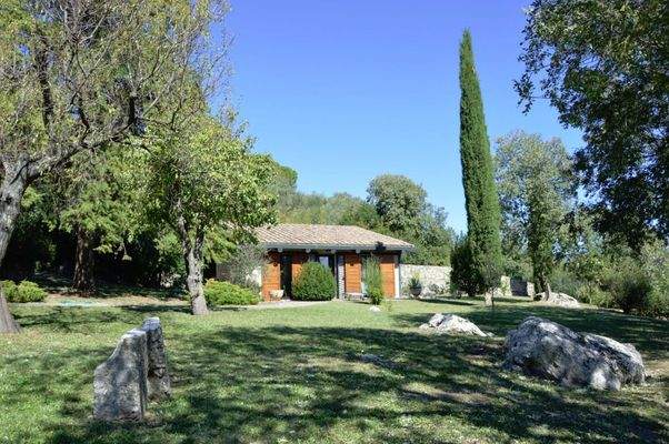 Blick vom Garten auf das Gästehaus