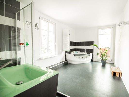 Großzügiges Bad mit Whirlpool