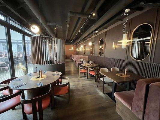 Gastraum mit Wendeltreppe