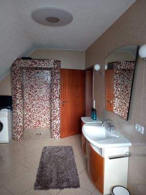 Badezimmer_Ansicht_2