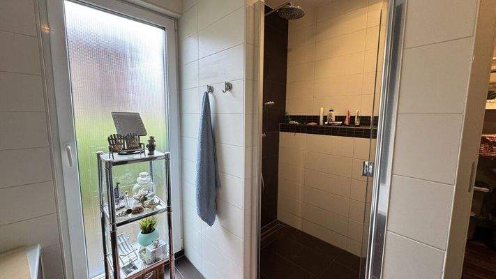 Bad mit Wanne und Dusche