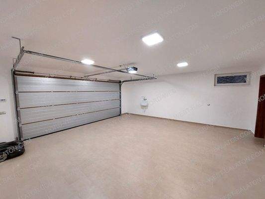 Geflieste Doppelgarage mit Sektionaltor