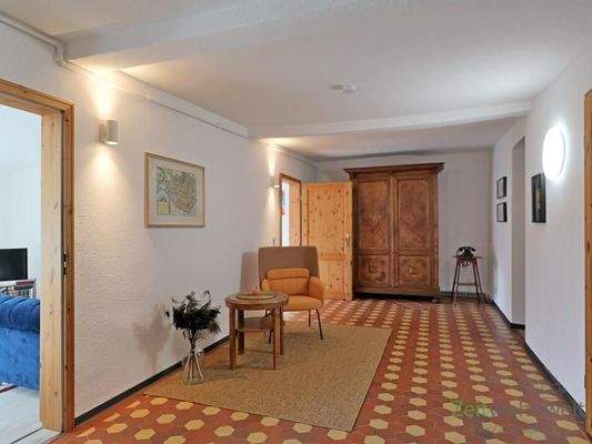 Wohnungsflur mit Kleiderschrank und Sitzecke