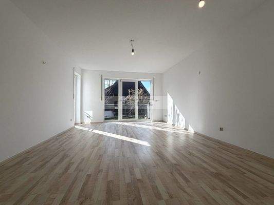 Wohn- und Esszimmer mit Zugang zum Balkon