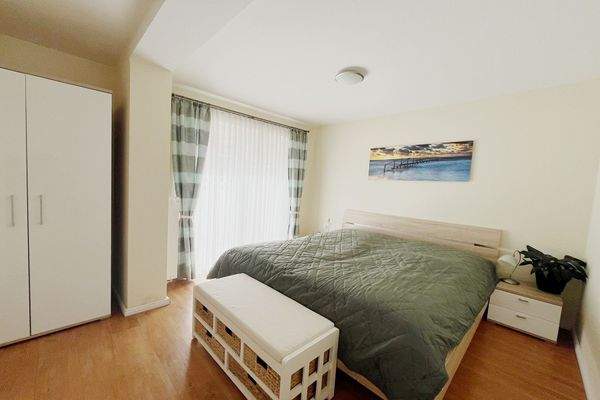 Das Schlafzimmer mit Zugang zur Terrasse