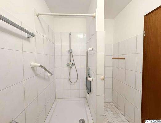 Badezimmer mit Dusche und WC