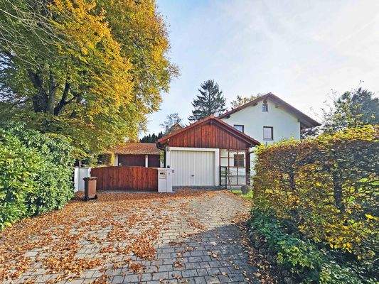 Blick aus Westen auf gemeinsames Gartentor und Einfahrtsbereich