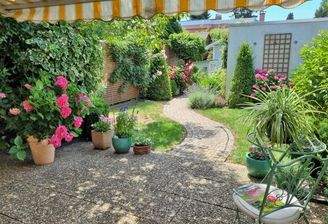 1 Terrasse mit Blick zum Garten
