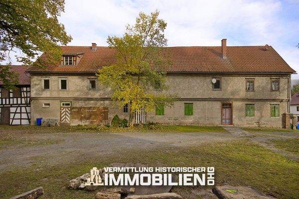 Sanierungsbedürftiges Baronshaus mit Remise