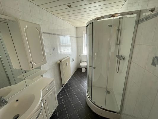 Tageslichtbad mit Wanne u. Dusche