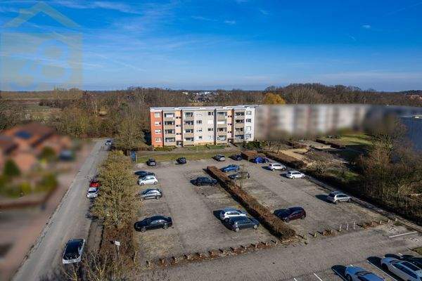 Ansicht mit Parkplatz