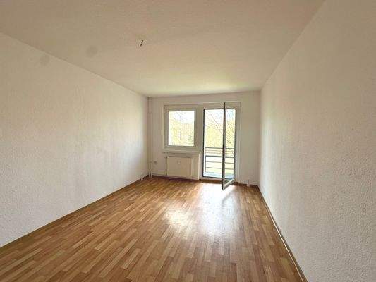 Wohnzimmer mit Balkon