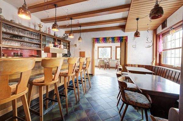 Theke mit Sitzgelegenheiten