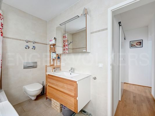 Badezimmer mit 2 Fenstern und Duschwanne