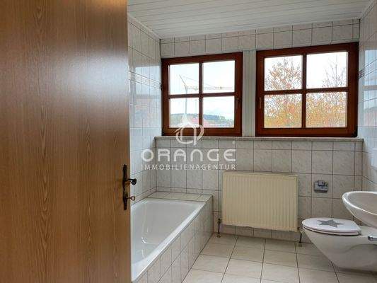 Das helle Badezimmer im 1.OG...