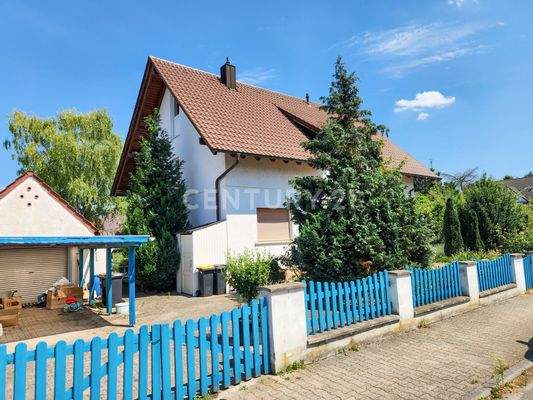 Überdachter Stellplatz vor der Garage