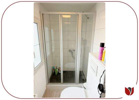 Obergeschoss: Bad mit Dusche, Fenster und WC
