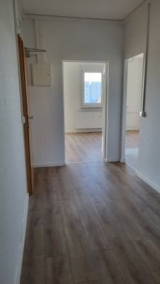 Flur mit Blick zum Wohnzimmer-Küche.jpg