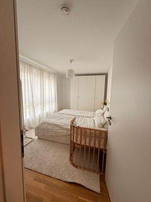 Helles Schlafzimmer mit Bett