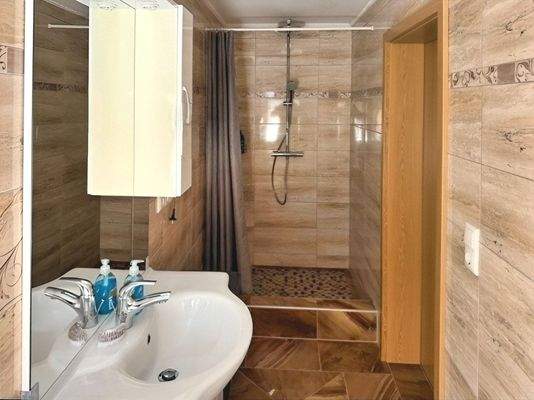 Badezimmer im EG mit Dusche