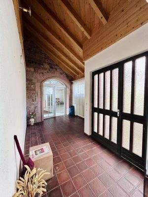 Eingang zu Einheit 2 & Verbindung zu Einheit 1 über Wintergarten