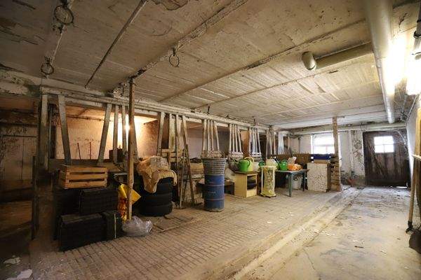 Ökonomiegebäude mit Stallungen