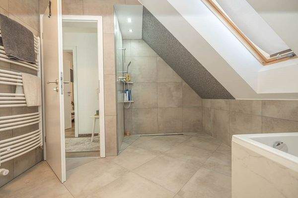 DH1, rechte Hälfte: Bad