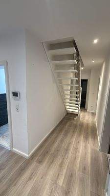 Flur mit Zugang zum Dachboden.jpg
