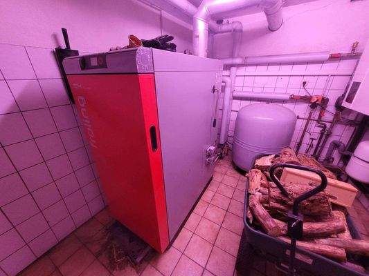 Holzvergaserheizung mit 3.000 l Pufferspeicher