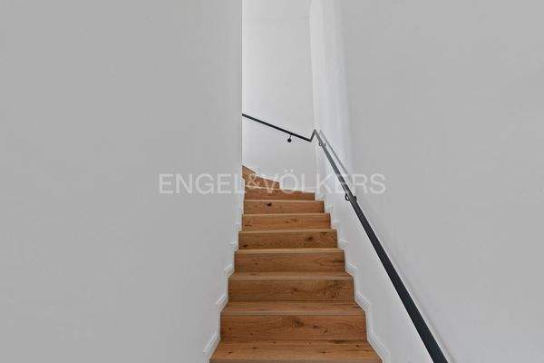 Treppenaufgang mit Echtholzparkett