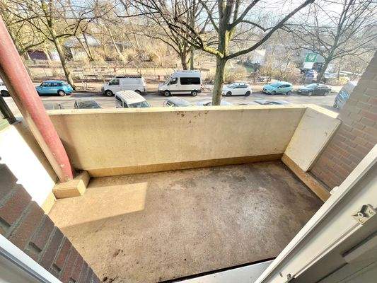 Balkon mit Blick ins Grüne (straßenseitig)