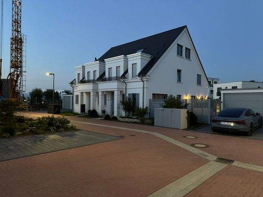fertiggestellte Doppelhausvillen