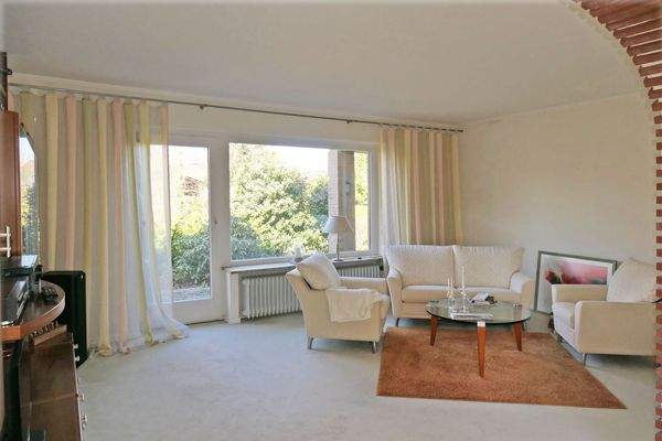 Wohnzimmer mit Fensterfront