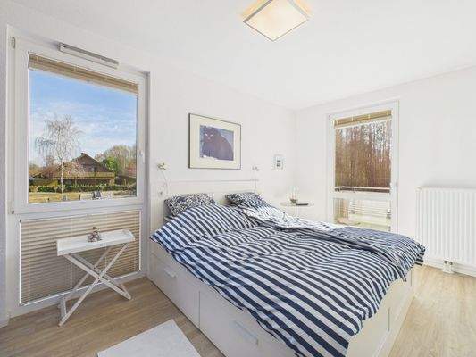 Schlafzimmer mit Ausgang zum Balkon