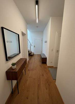 Flur mit Einrichtungsbeispiel