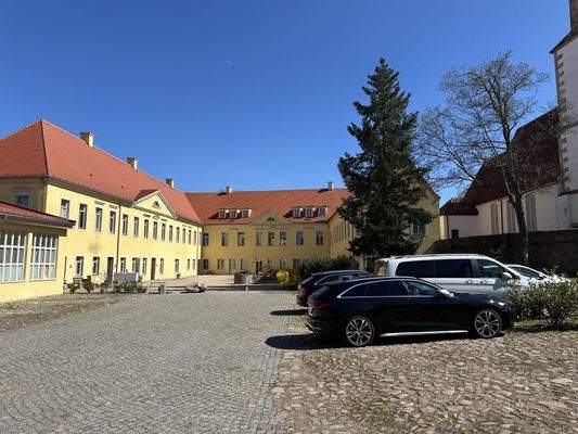 Außenstellplätze und Schloßhof