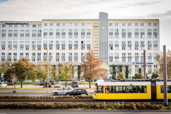 RHIN Exterior mit Straßenbahn.jpg